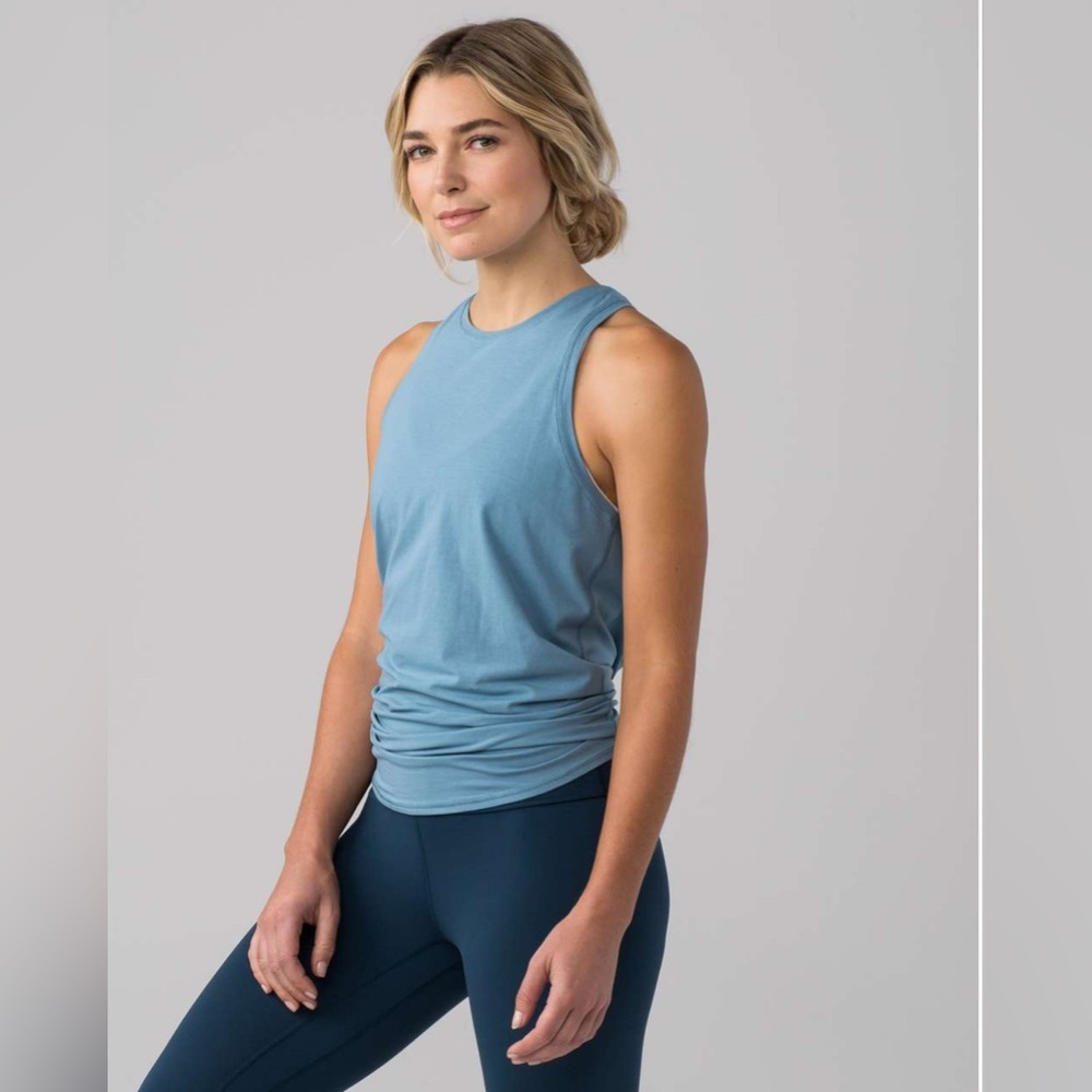 Lululemon All Tied Up Tank
Size 4/6 (PTP 16)
Seascape
104